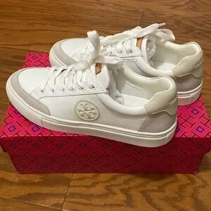 新作【TORY BURCH】おしゃれ★COLOR BLOCK SNEAKER ★ 使える1足 Tory Burch Color Block Signature T-Logo Leather Sneaker